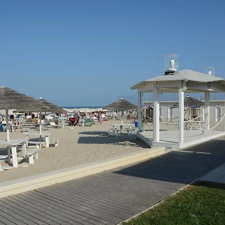 Helene Aparthotel 4*