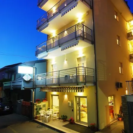 Helene Aparthotel *
